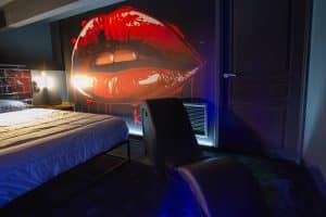 love room avec mur lèvres